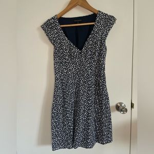 Hanger does not do it justice, blue and white floral dress, size 4 banana rep